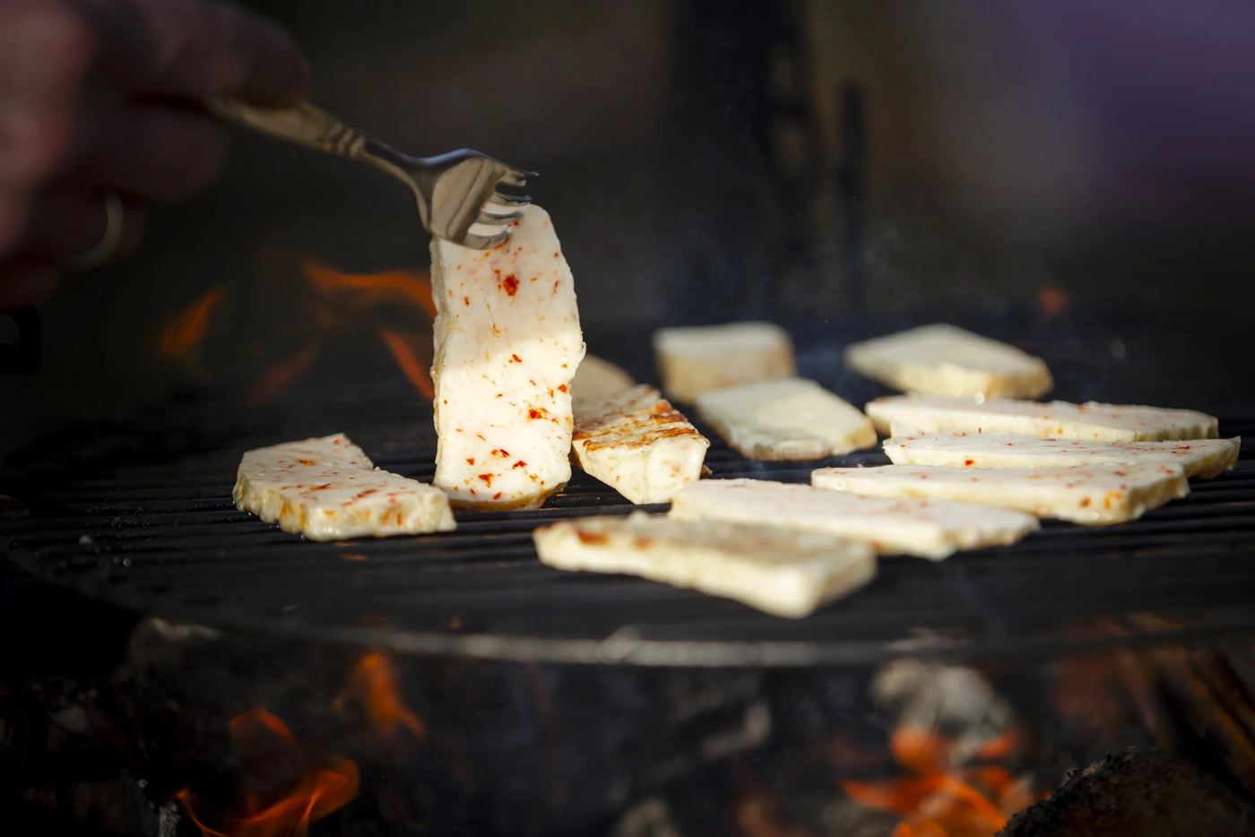 Steikeost med chili på grillrist over bål