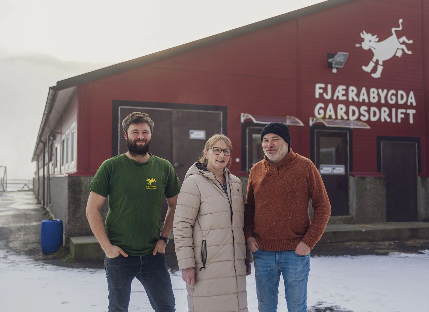 Kristian Aarhus med foreldra Laila og Georg framfor fjøset til Fjærabygda Gardsdrift