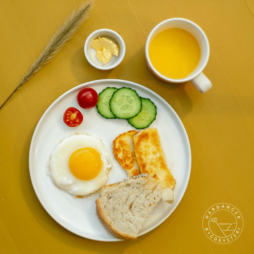 Frukost med speilegg, steikeost og brød