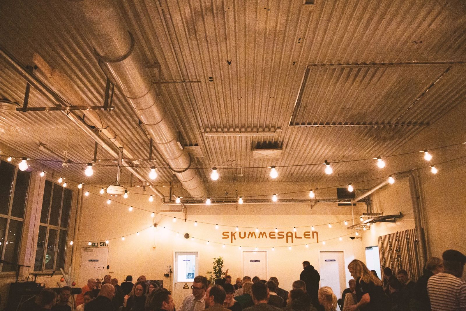 Full sal med lyslenker i taket i Skummesalen